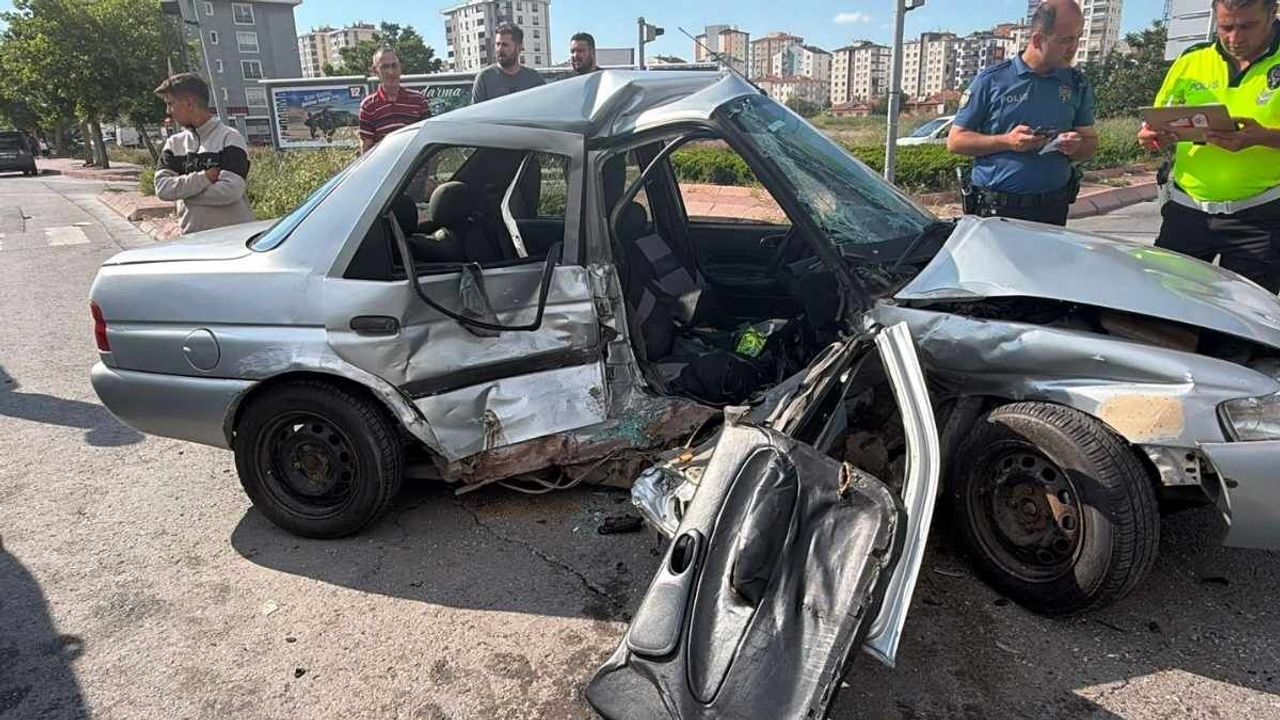 Kayseri’deki zincirleme kazada 5 yaralı: Otomobil kağıt gibi ezildi