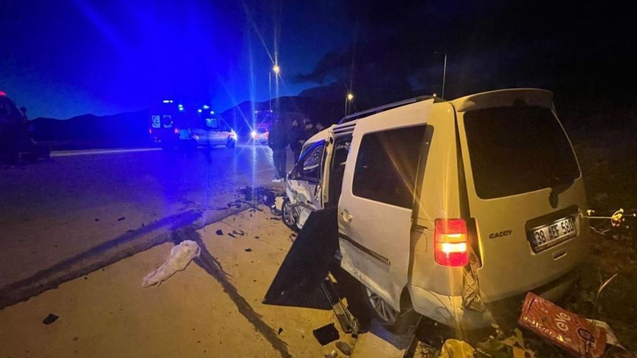 Kayseri'de iki araç kafa kafaya çarpıştı: 1 ölü, 6 yaralı