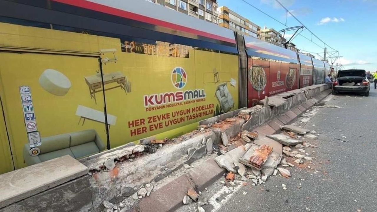 Kayseri’de refüje çarpan otomobil tramvaya vurdu: 4 yaralı