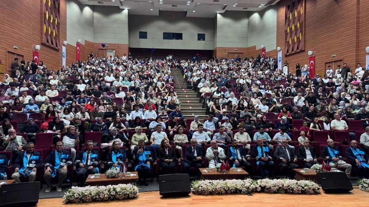 KAYÜ’de mezuniyet coşkusu: 224 öğrenci sadakat yemini ederek mezun oldu