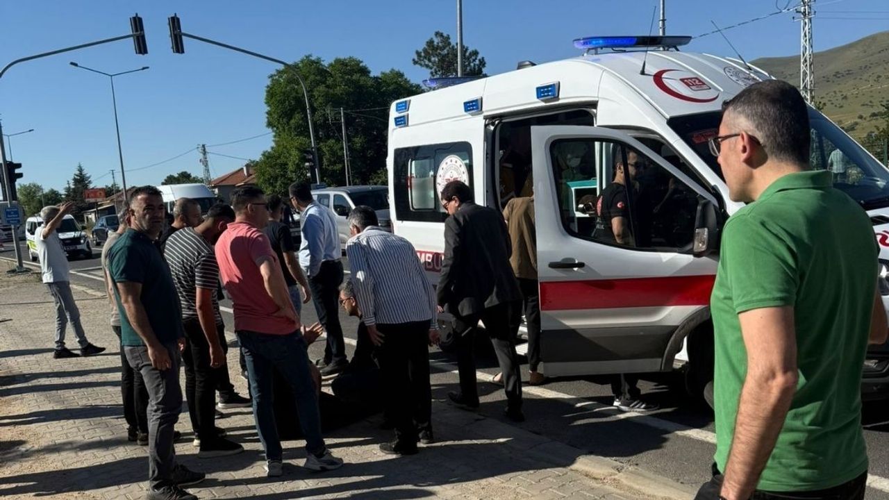Aynı fabrikaya işçi taşıyan servisler çarpıştı: 20 işçi yaralandı!