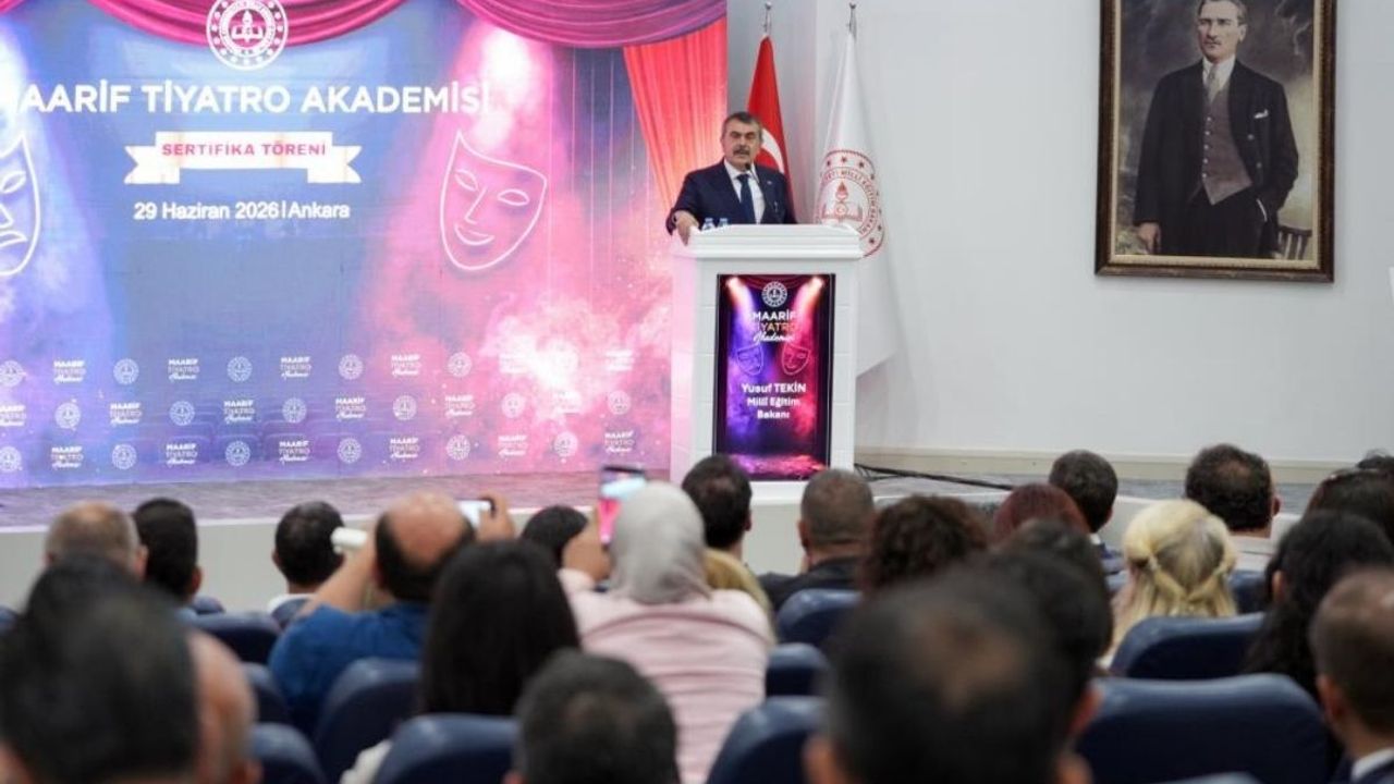 Maarif Tiyatro Akademisi'nde mezunlar sertifikalarını aldı