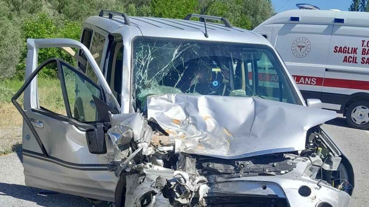 Niğde’de araba ile kamyonet çarpıştı: 6 yaralı