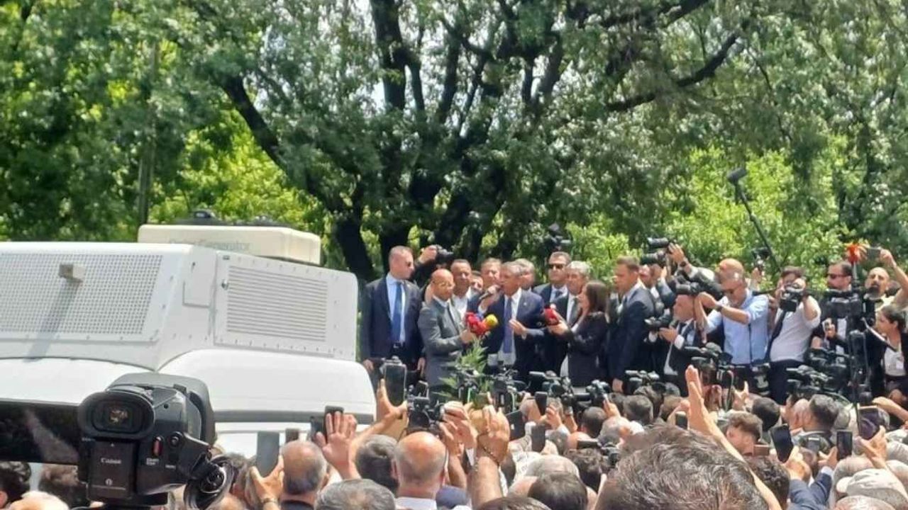 TBMM önünde CHP krizi! Özgür Özel kalabalığa seslendi