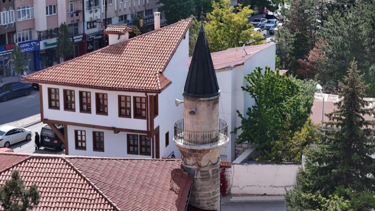 Sivas’ta 142 yılında inşa edilen minaredeki zincir detayı dikkat çekiyor!
