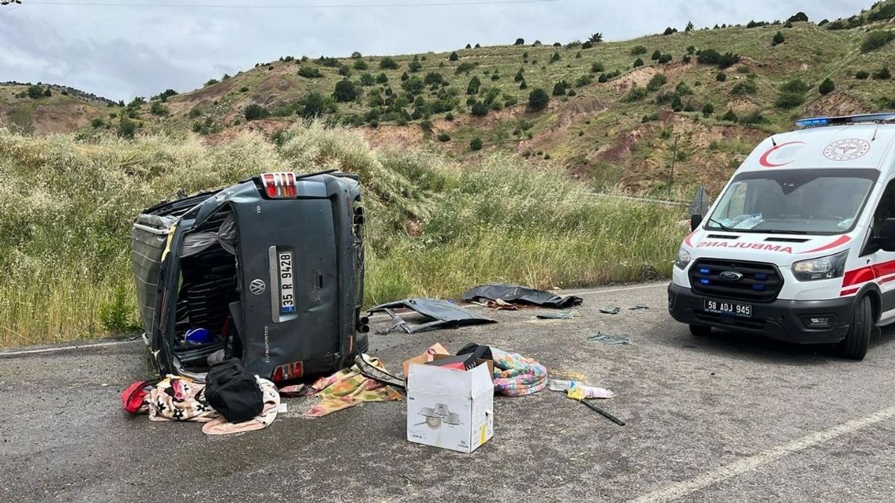 Sivas’ta hafif ticari araç devrildi: 1 ölü, 2 yaralı!