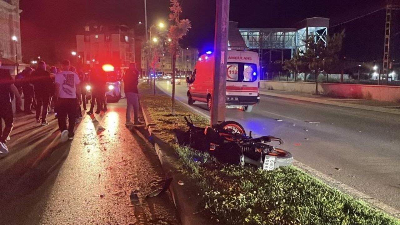 Sivas’ta yola savrulan motosiklet sürücülerinin üzerinden 2 araç geçti!