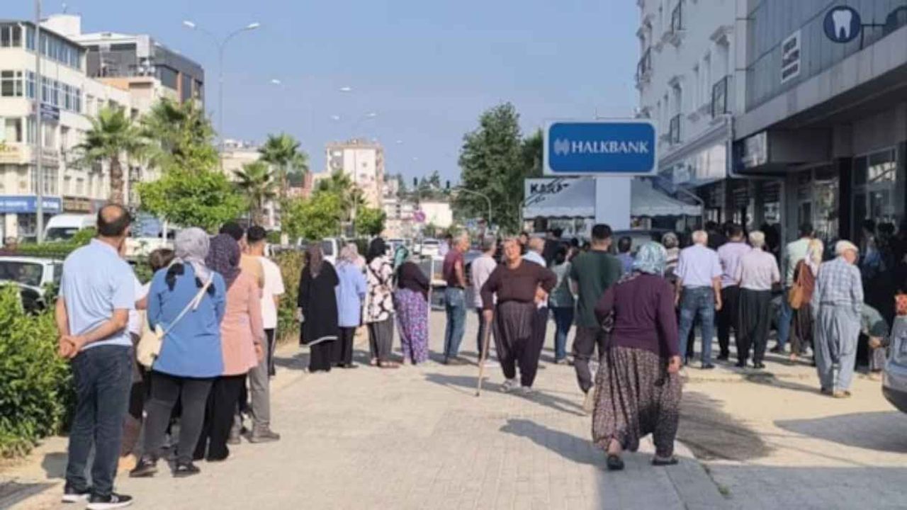 Sosyal yardım ödemelerinde yeni dönem: Halkbank önünde uzun kuyruklar oluştu
