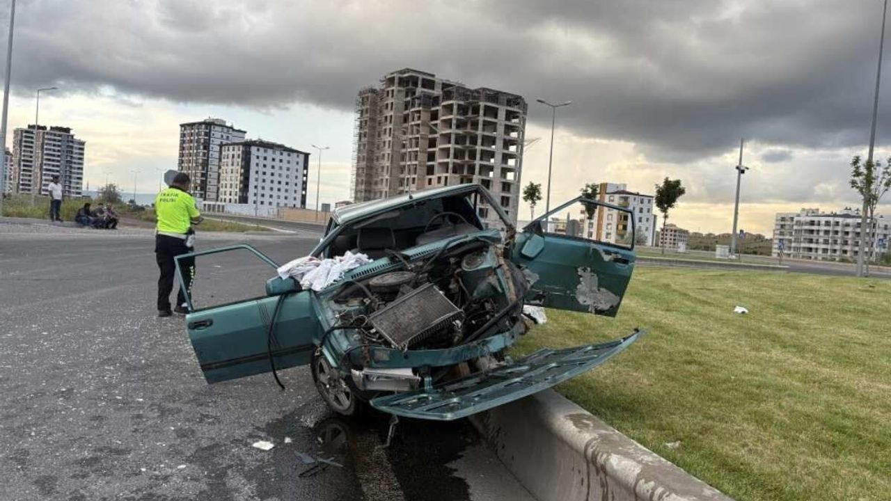 Refüje çıkan tofaş hurdaya döndü, 1'i ağır 4 kişi yaralandı