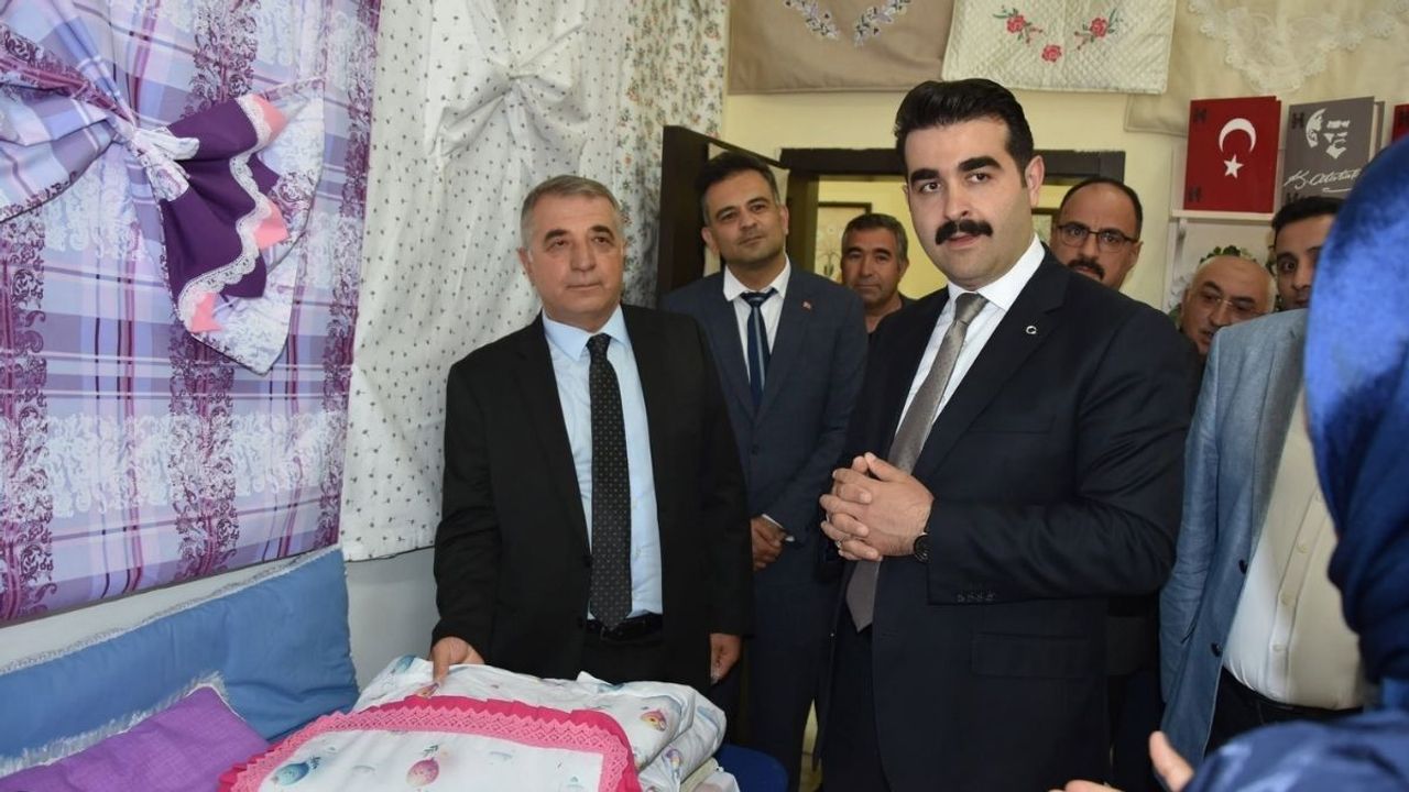 Tomarza’da ‘Hayat Boyu Öğrenme Haftası Yıl Sonu Sergisi’ ziyaretçilerden tam not aldı!