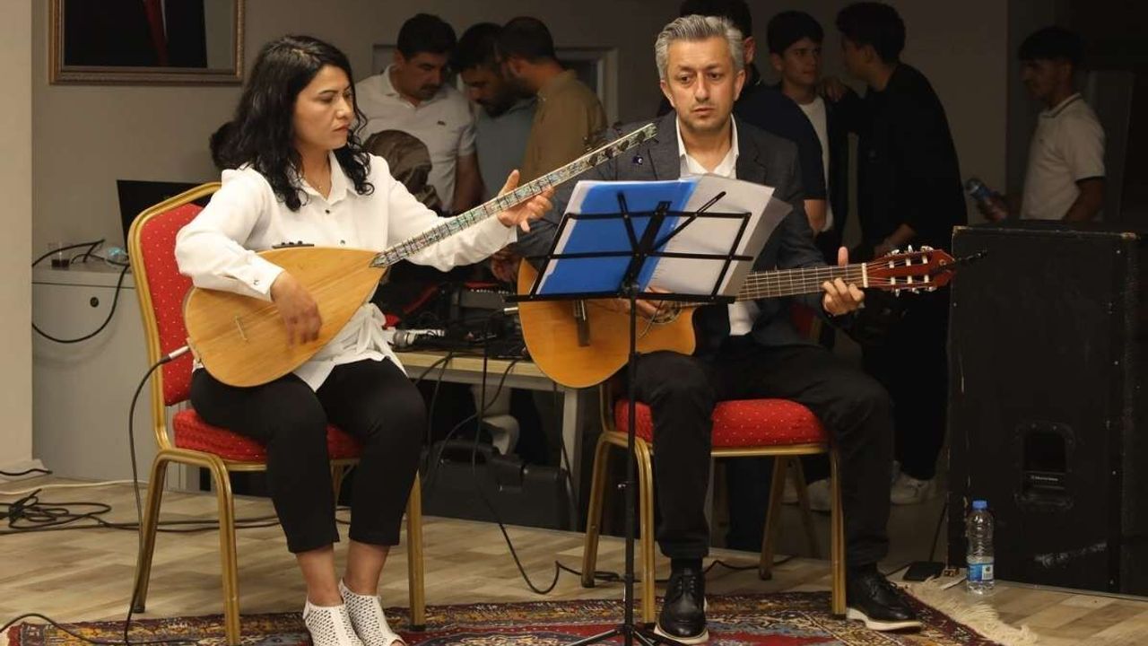 Yahyalı’da şiir gecesi düzenlendi: Öğrenciler ve protokol aynı sahneyi paylaştı