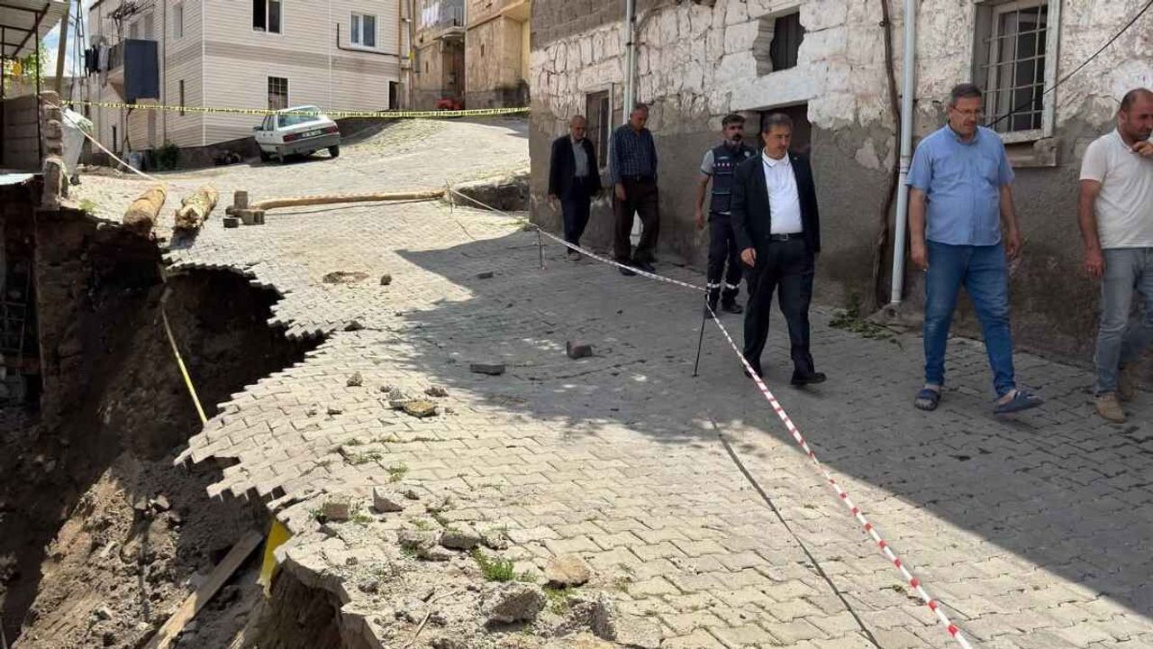 Yeşilhisar’da heyelan: Bir sokak trafiğe kapatıldı!