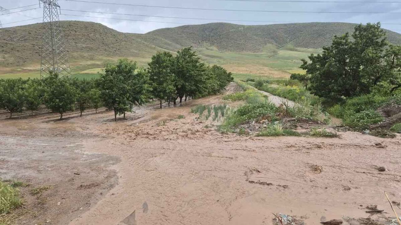 Kayseri’de sel alarmı: Ekili araziler suya gömüldü