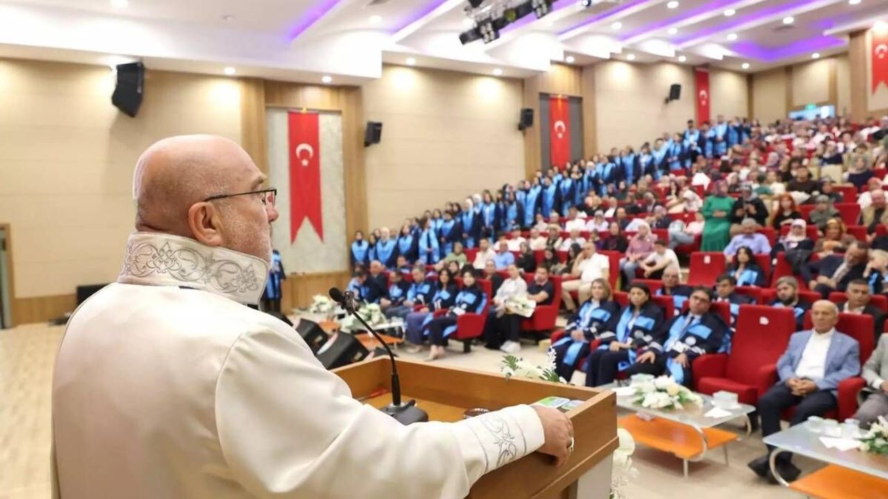 260 öğrenci mezun oldu! KAYÜ'de şed kuşanma töreni düzenlendi