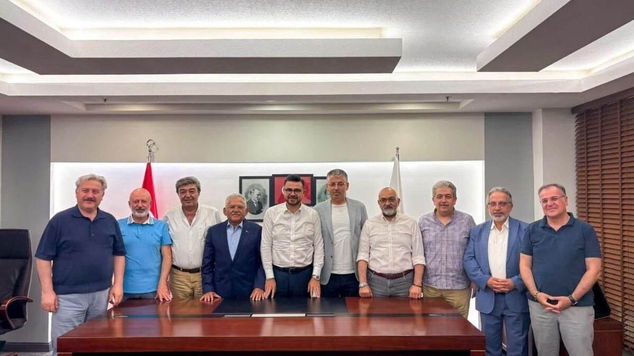 AK Parti Kayseri’de gece mesaisi: Milletvekilleri ve başkanlar aynı masada buluştu