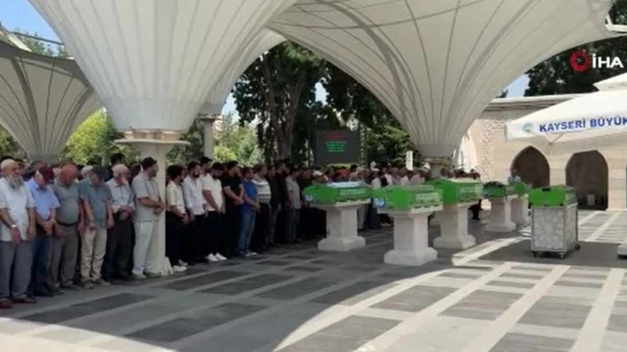 Düğün dönüşündeki feci kazada hayatını kaybeden Kayserili aile toprağa verildi