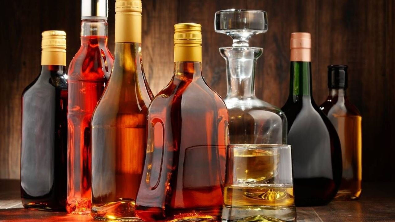 Viski ve cin gibi yüksek alkollü içkilerde litre başına ÖTV 2.227 TL oldu