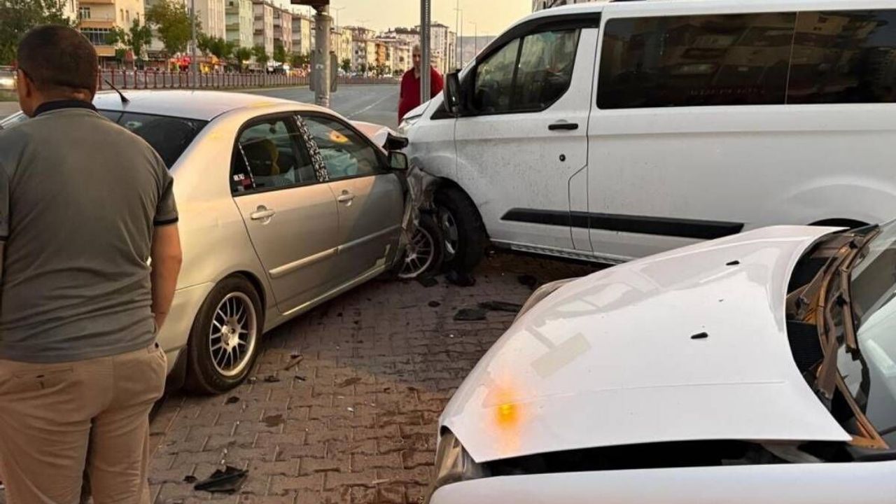 Kayseri'de alkollü sürücü park halindeki 2 araca çarptı: 50 bin tl ceza kesildi