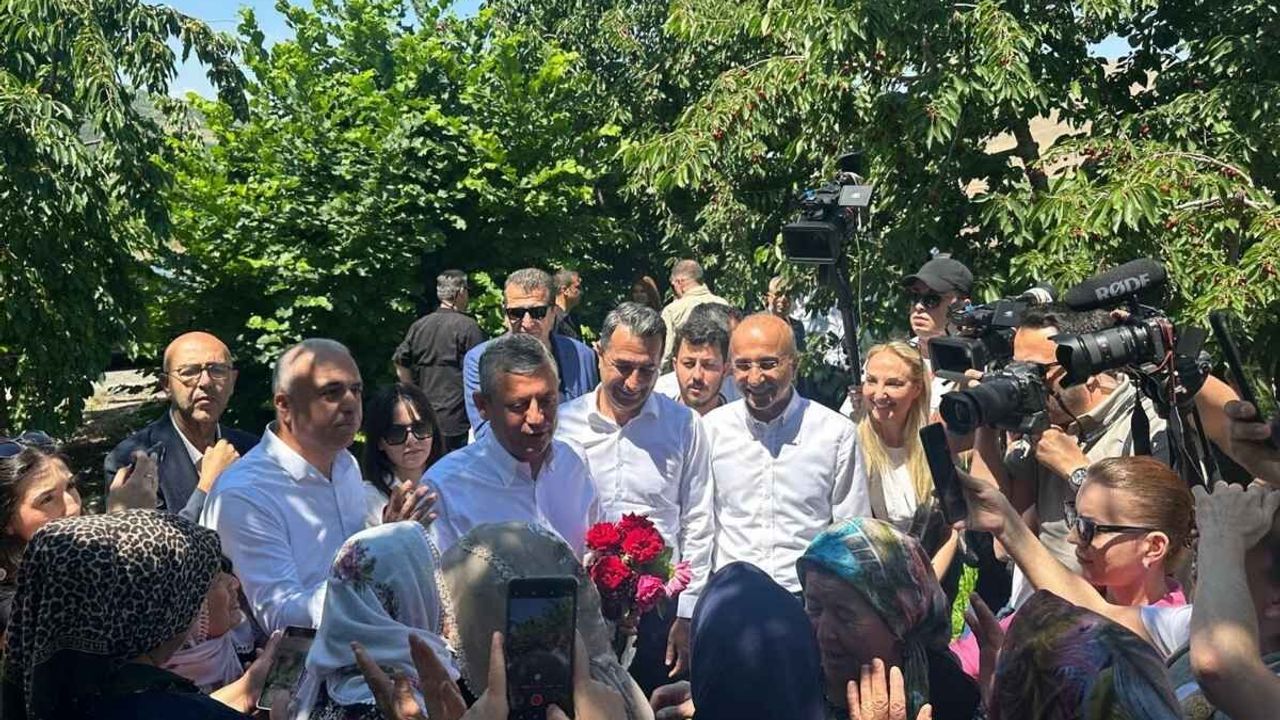 Aşkın Genç ve Özgür Özel Niğde'de çiftçilerle buluştu: "Alın teri ve emeğin kıymetini konuştuk"
