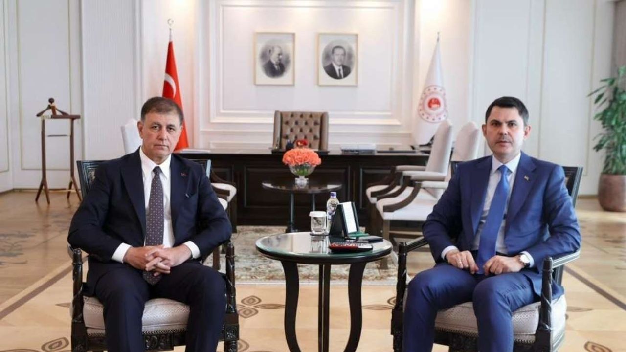 Yeni partiye geçmeyeceğini duyuran Cemil Tugay, Bakan Kurum’la görüştü!
