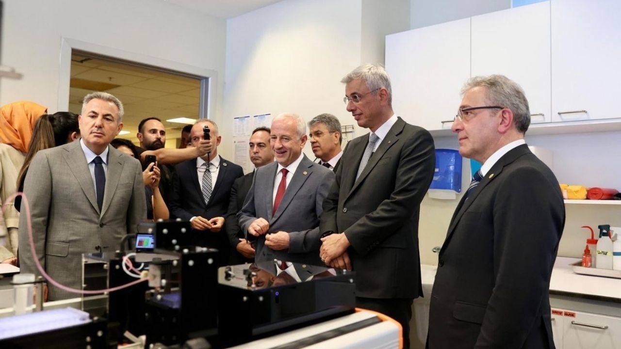 Sağlık Bakanı Memişoğlu Üniversite’de bilimsel çalışmaları inceledi