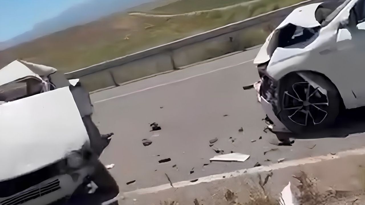 Bünyan’da iki otomobilin çarpıştığı kazada 1 kişi ölürken yaralanan 6 kişi hastaneye gitmeyi reddetti