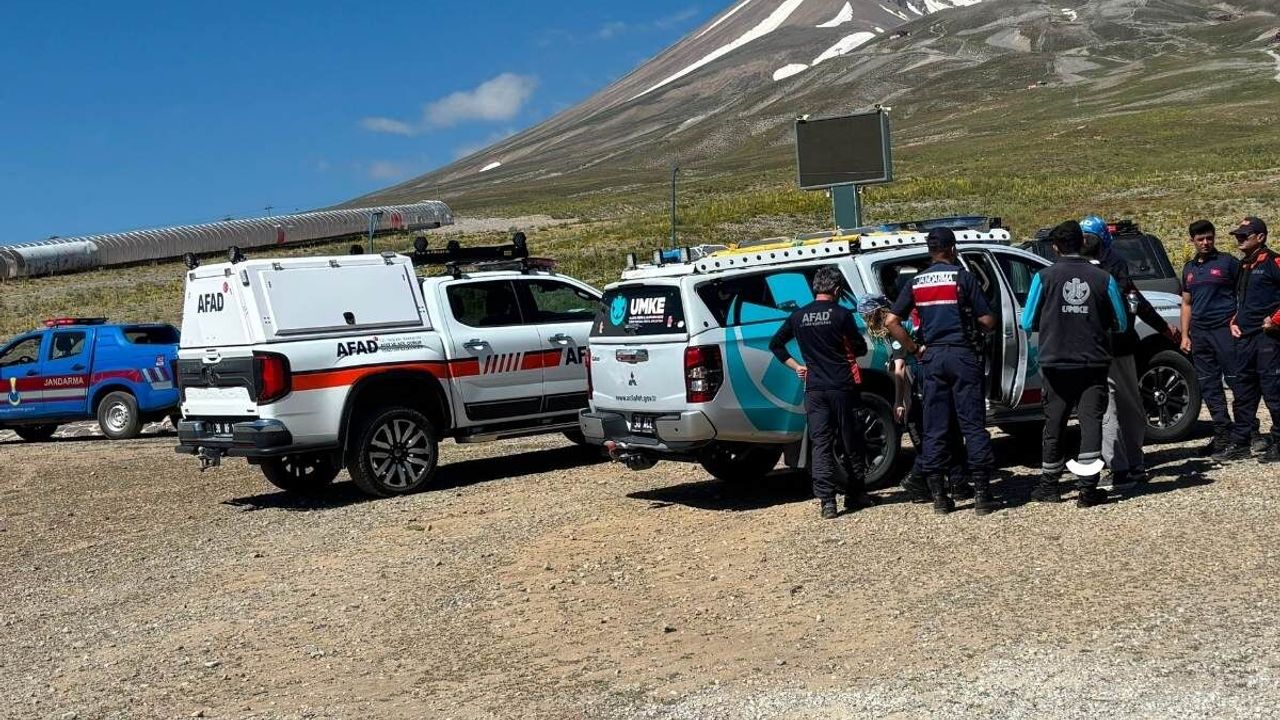 Erciyes’in zirvesine tırmanırken basınç farkından ötürü rahatsızlanan 3 dağcı kurtarıldı