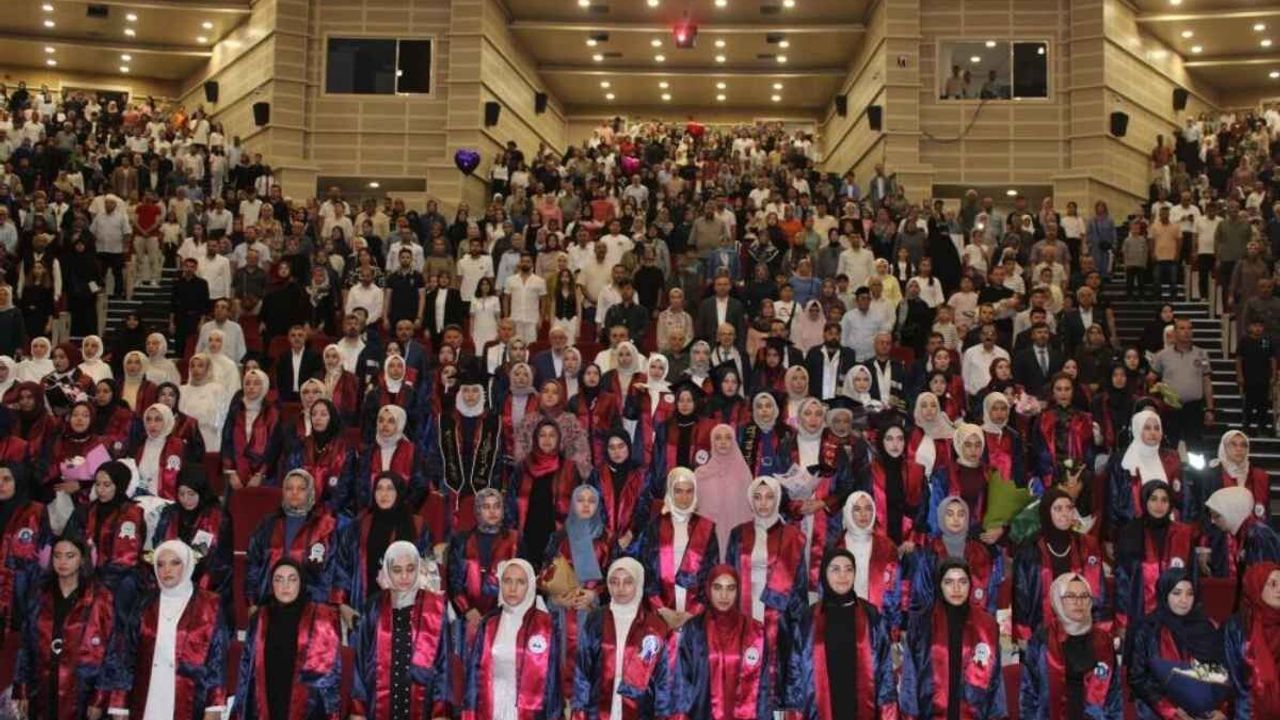 ERÜ İlahiyat Fakültesi'nde mezuniyet coşkusu! 242 öğrenci diplomalarını aldı