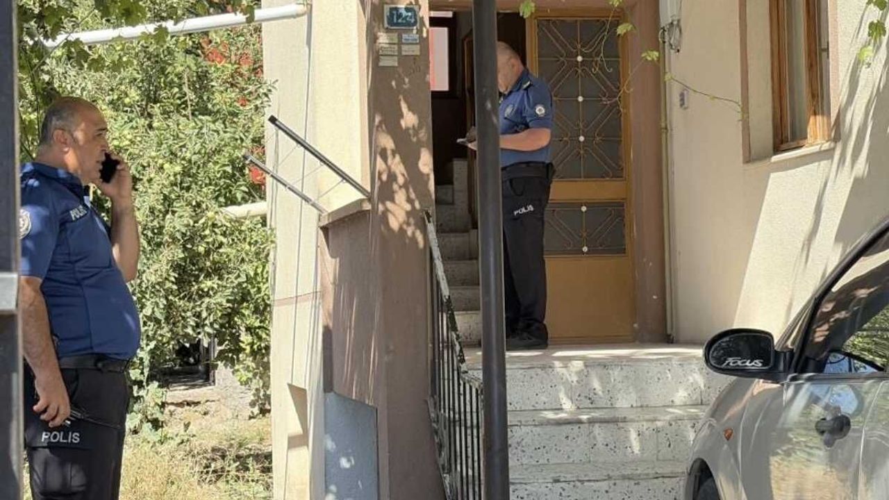 Eskişehir Bağları'nda çıkan kavgada göğsünden bıçaklanan genç ağır yaralandı