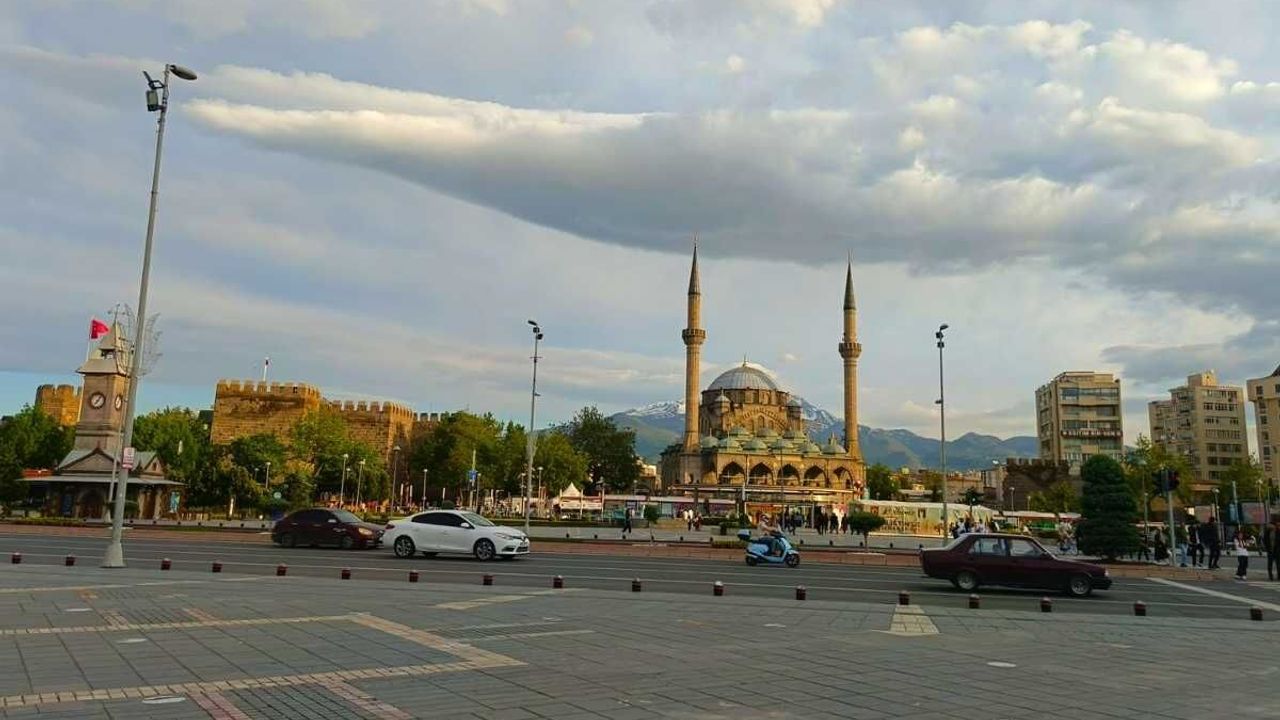 Kayseri'de sıcaklık alarmı! Meteoroloji uzmanından 'bu yaz kavrulacağız' iddialarına yanıt geldi