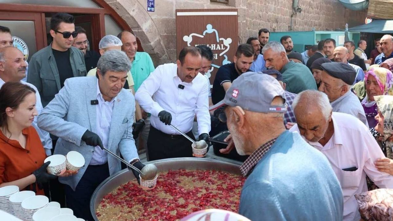 İncesu'da kazanlarla aşure ikram edildi