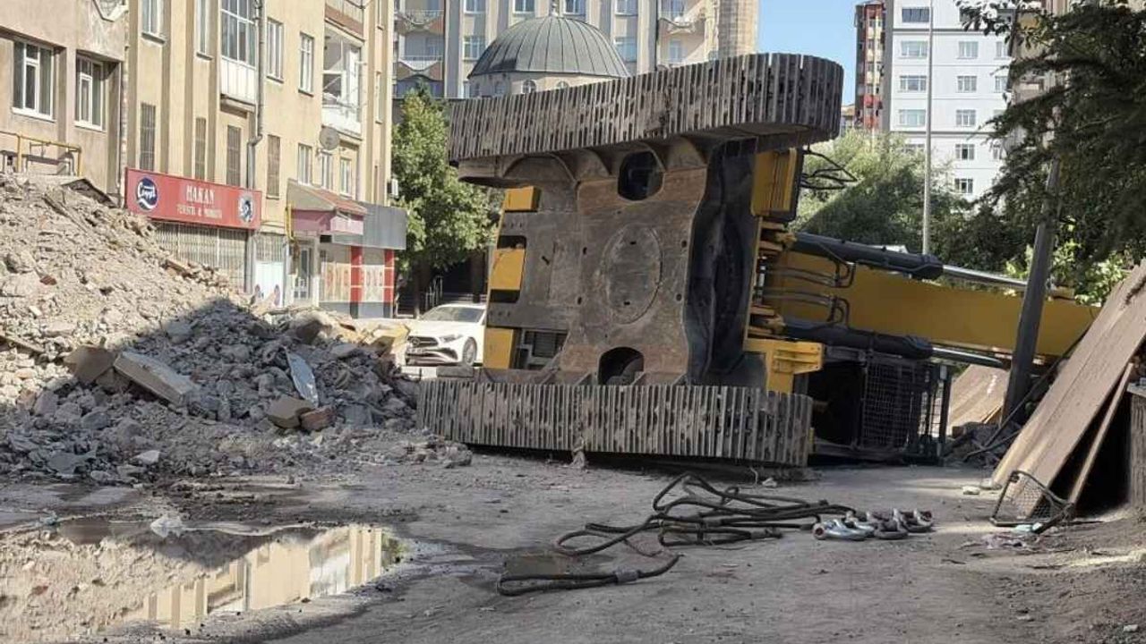 Kayseri Sahabiye'de  yıkım sırasında iş makinesi devrildi: Operatör yaralandı