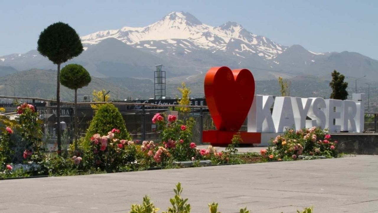 Kayseri’de yeşil dönüşüm seferberliği: Meydan, park ve bahçeler çiçeklendi!