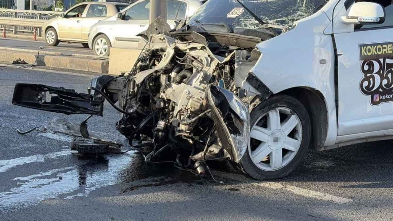 Kayseri'de kontrolden çıkan hafif ticari araç bariyerlere çarptı