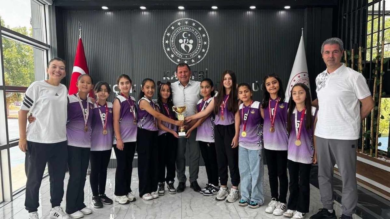 Kayseri’nin şampiyon basketbolcularından Müdür Kabakcı’ya ziyaret