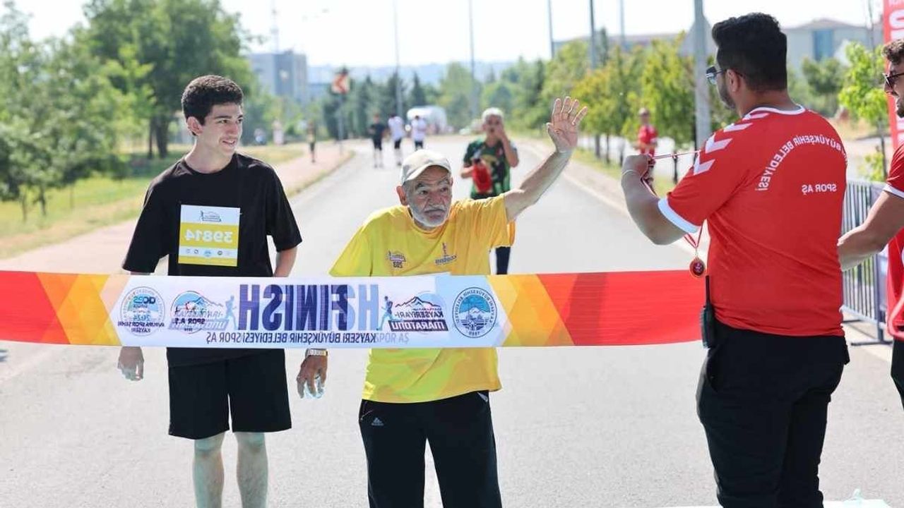 Kayserililer 15 Temmuz şehitleri için koştu