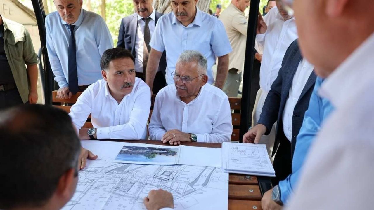 Gökmen Çiçek ve Memduh Büyükkılıç’tan Melikgazi Türbesi’nde inceleme!