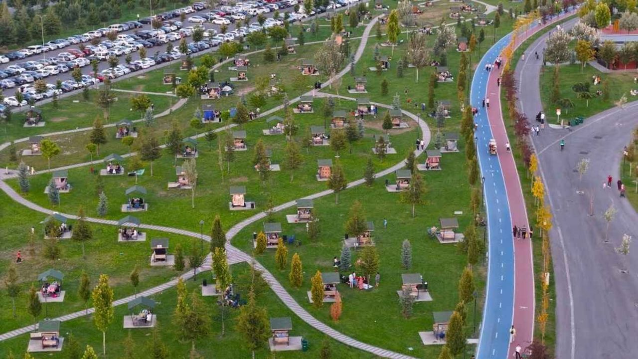 Kayseri’de Türkiye’nin en büyüklerinden biri olan millet bahçesine ziyaretçi akını