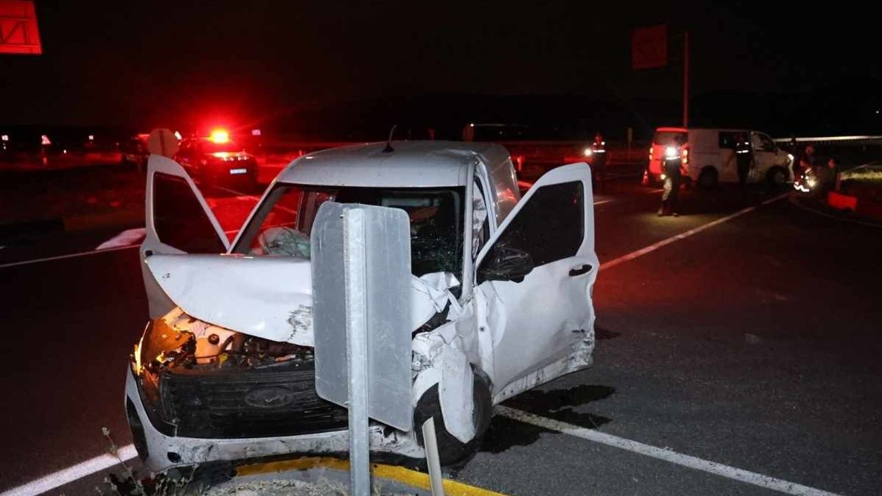 Nevşehir Kayseri yolunda minibüs ile otomobil çarpıştı: 5 yaralı