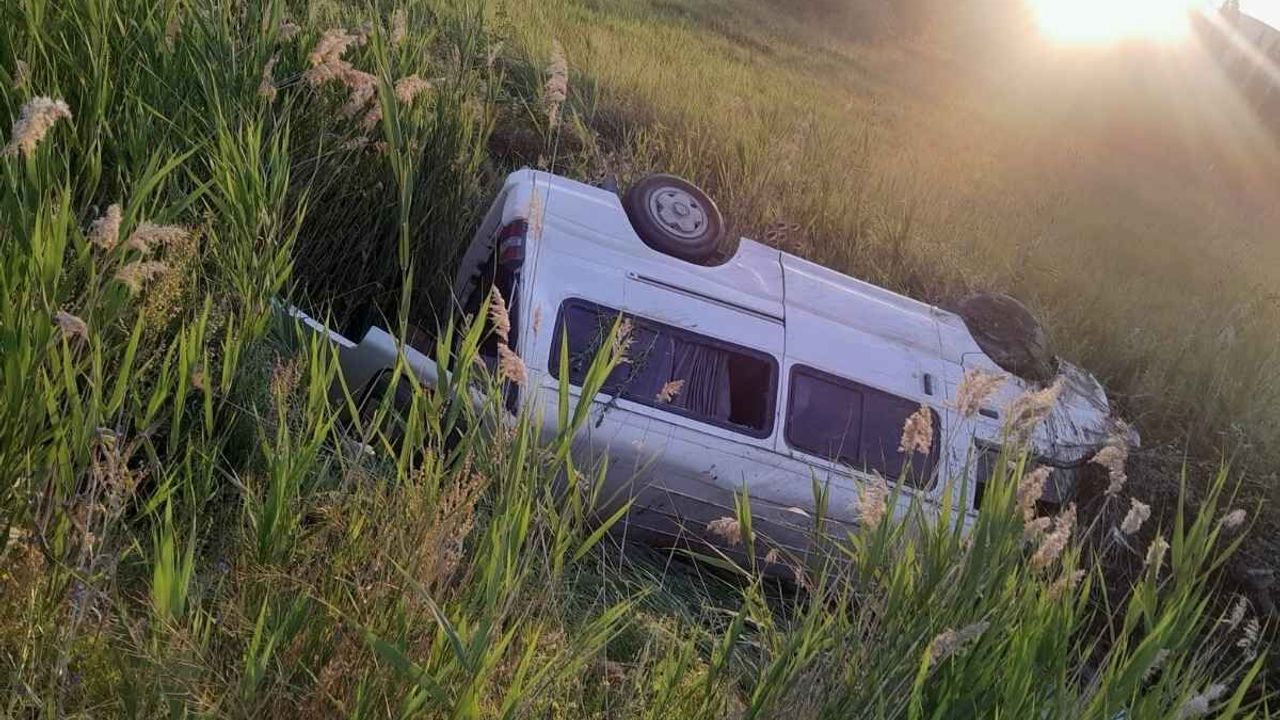 Niğde’de midibüs devrildi: 3 yaralı