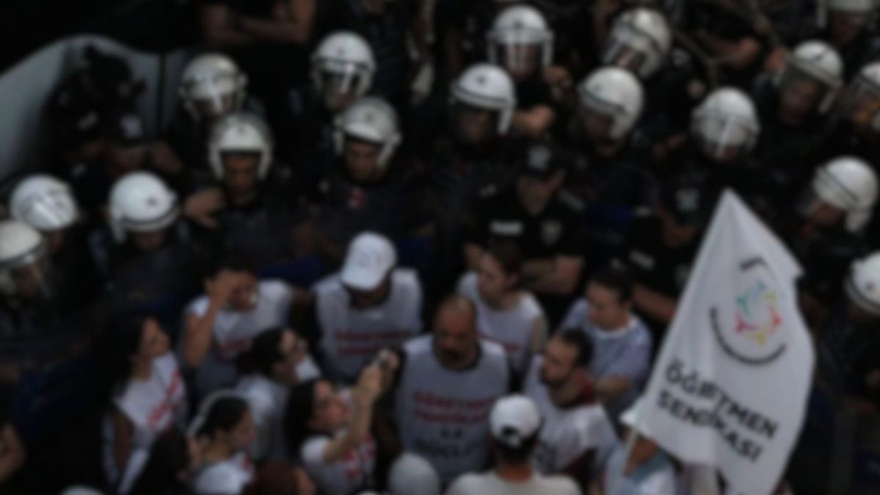 Milli Eğitim Bakanlığına yürümek isteyen öğretmenlere polis müdahalesi!