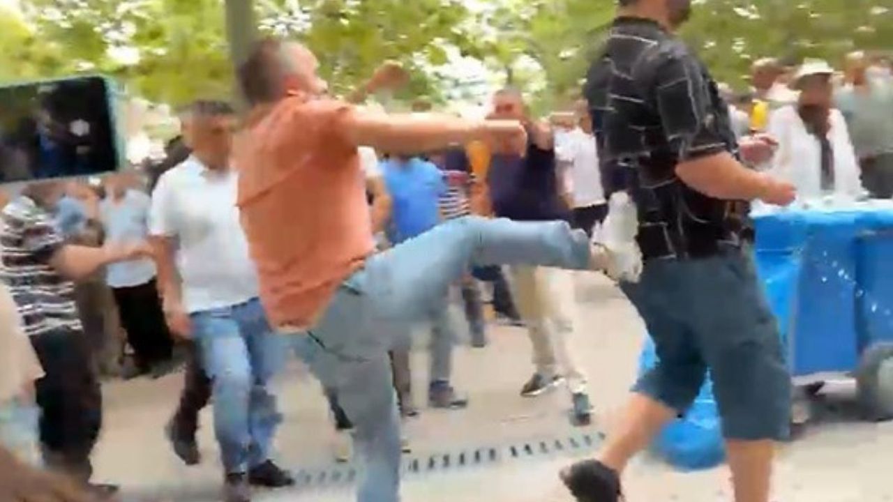Özgür Özel'in cuma namazı çıkışında ortalık karıştı! Tekmeli arbede yaşandı