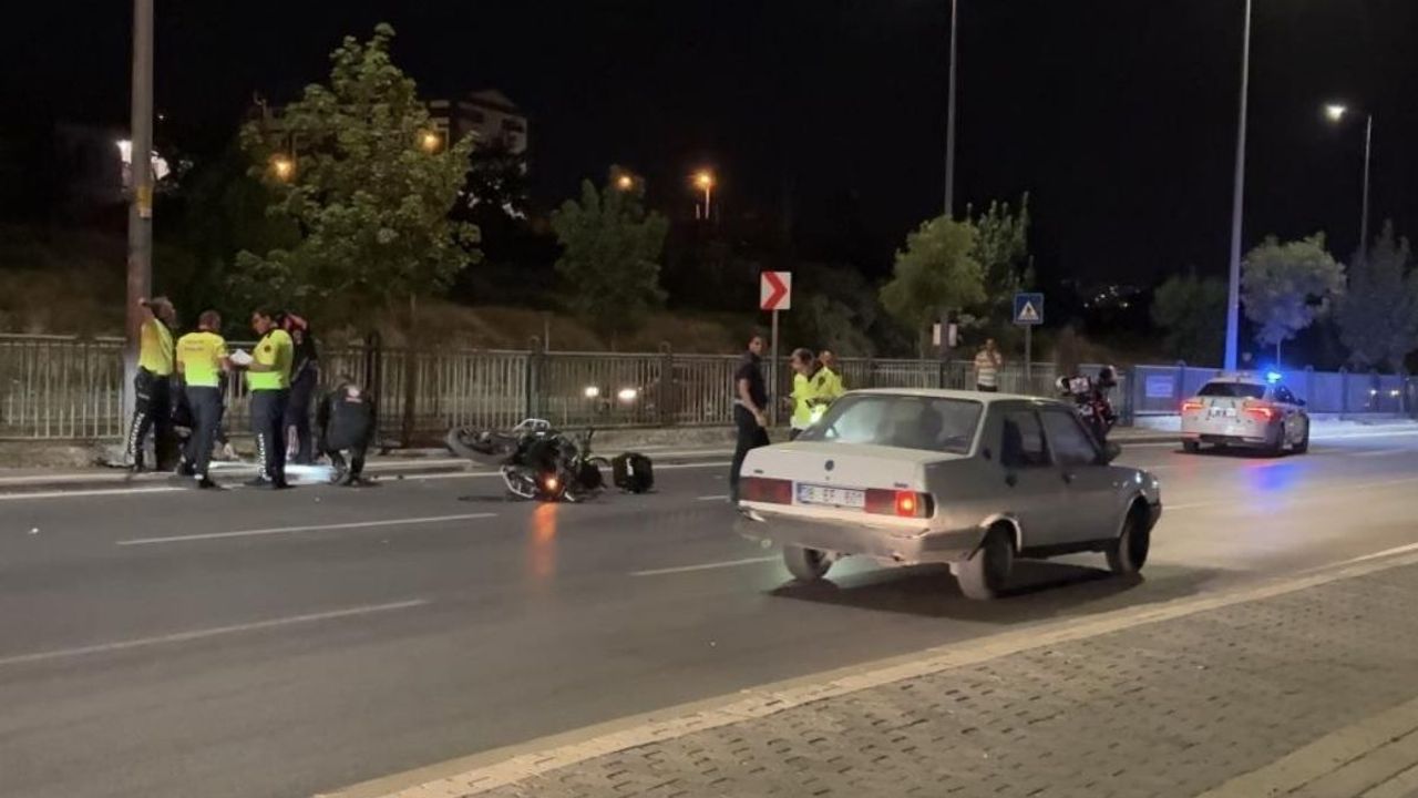 Kayseri'de motosikletli polis, direğe çarparak yaralandı