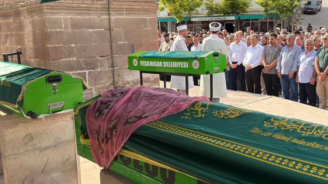 Tekne kazasında hayatını kaybeden aile Kayseri’de toprağa verildi