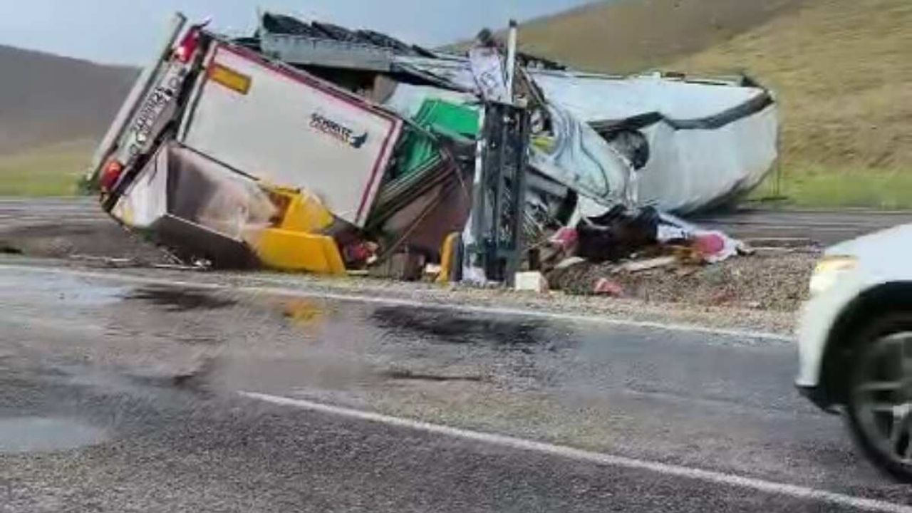 Kayseri’den yola çıkan TIR, Sivas’ta kaza yaptı: 1 ağır yaralı!