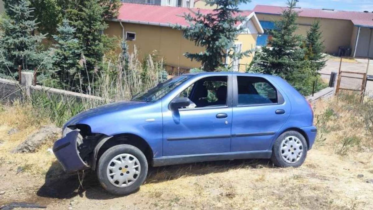 Kayseri-Sivas karayolunda kaza: Otomobil bariyerlere çarptı, 4 yaralı