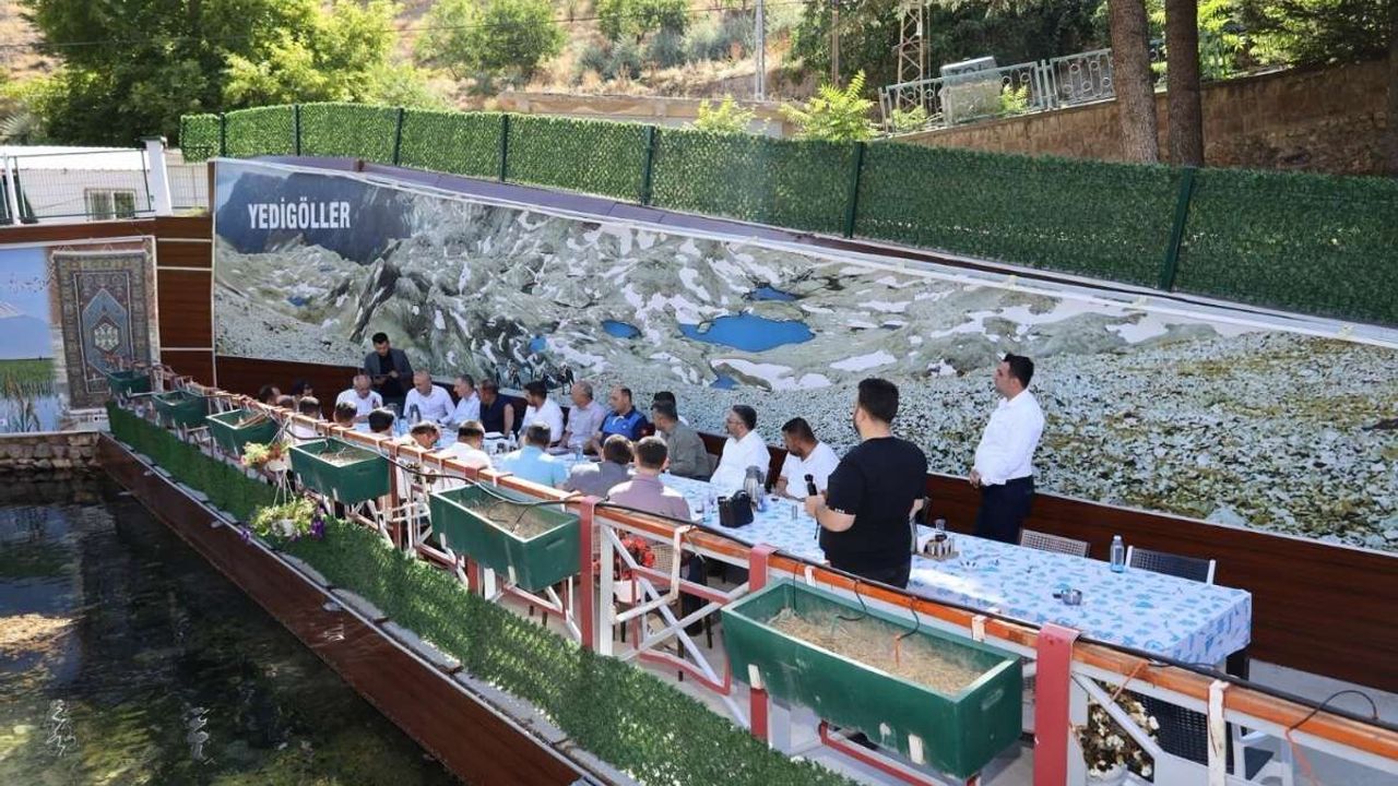 Yahyalı’da yarıyıl değerlendirme toplantısı: Personele altın hediye edildi!
