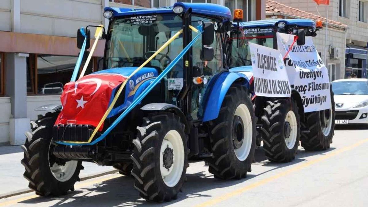 Yahyalı'nın 3 milyon 950 bin TL değerindeki yeni traktörleri dikkat çekti
