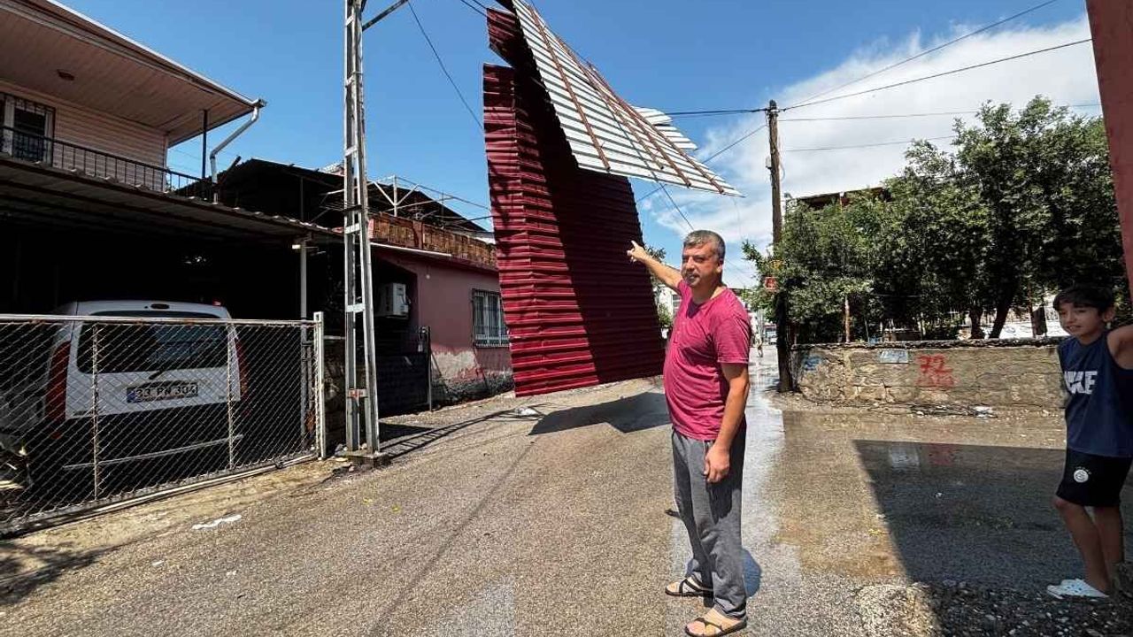 Adana’da ağustos ayında çatı uçtu: Elektrik teline takılı kaldı