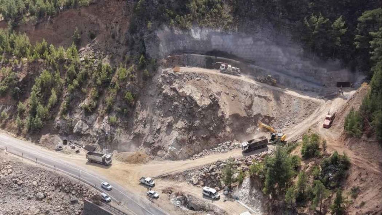 4 öğretmen hayatını kaybetmişti: Heyelan Islahı ve Tünel Projesi'nde ilk kazma vuruldu!
